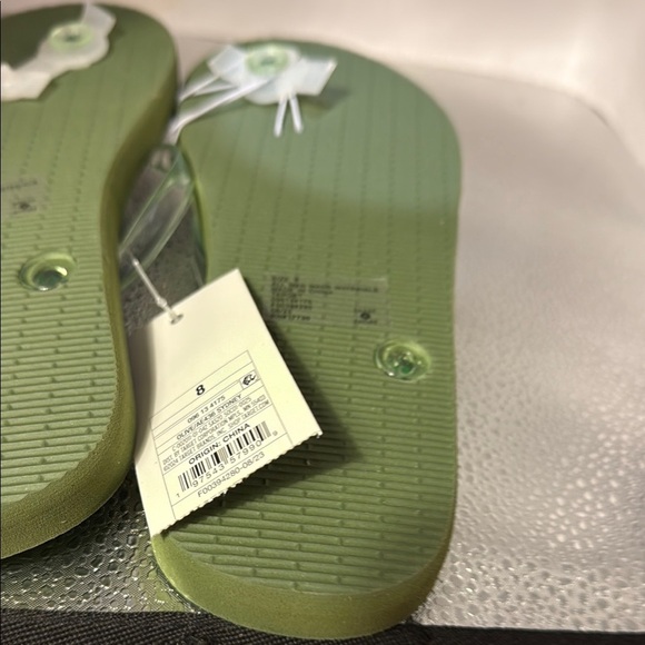 Shade & Shore Green Sandals with Y-Shaped Strap - Picture 6 of 6
